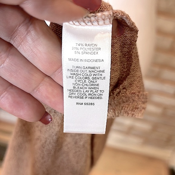 Express Tan Oversized 3/4 Sleeve V-Neck Sweater, Women’s Size XS. - Picture 6 of 6